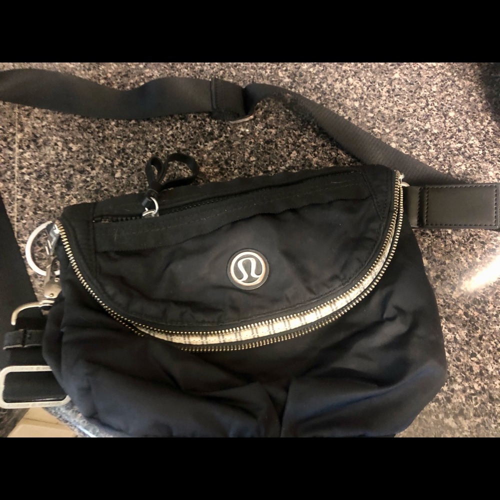 Lululemon black festival bag
